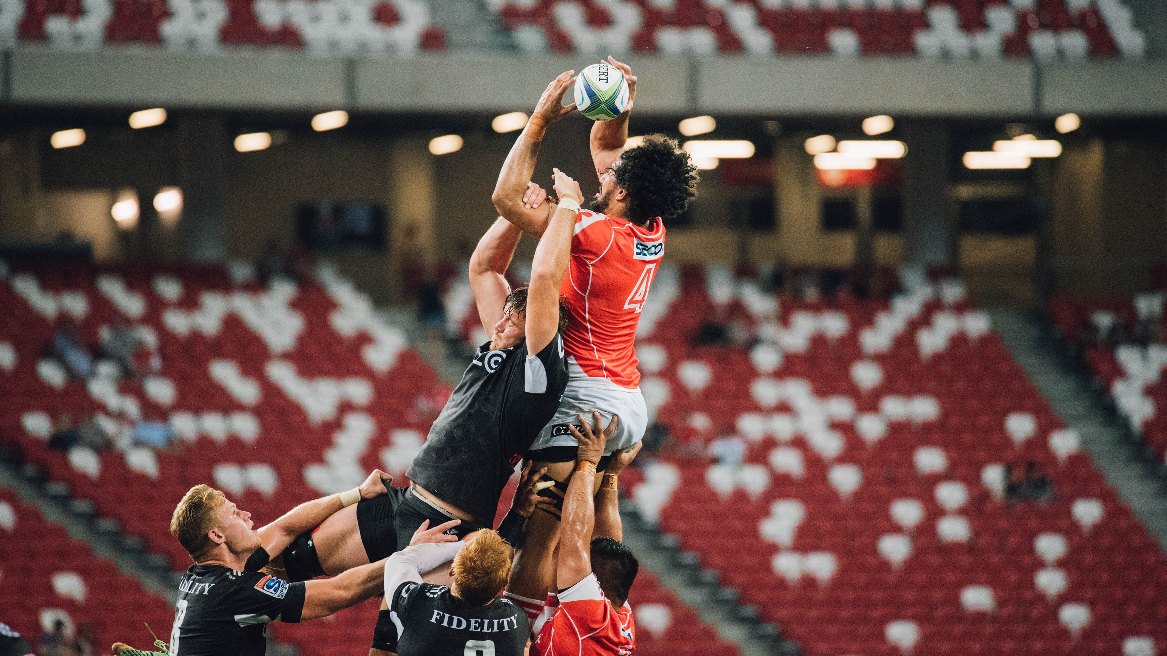 莱万多夫斯基回归赛场,败北首场状态亮眼,老鹰观众沸腾!