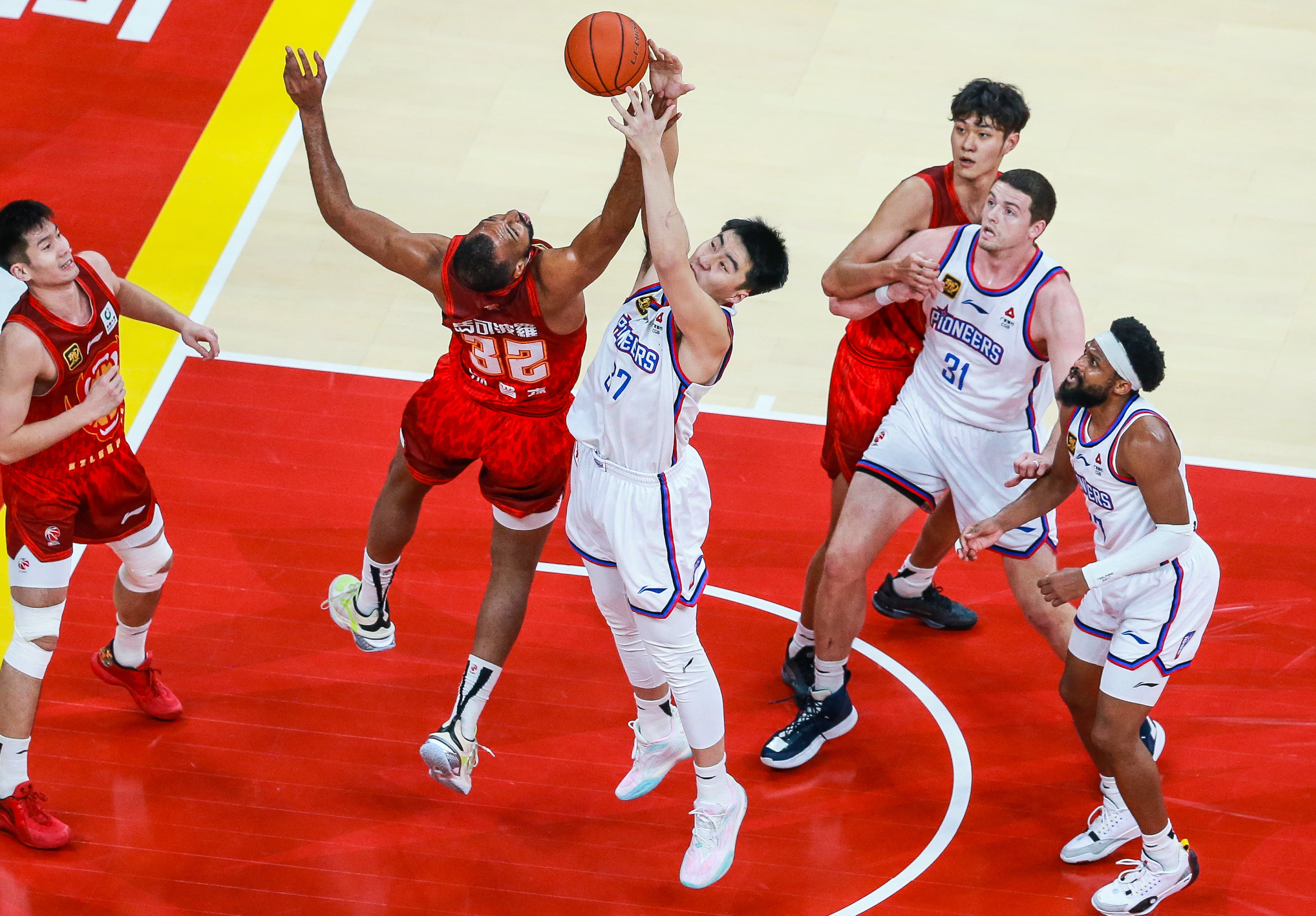 足协杯半决赛对决在即！洛杉矶湖人演练定位球，广厦男篮密集防守应对(足协杯半决赛直播)